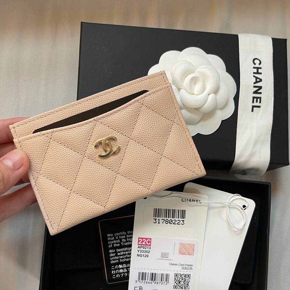 SOLD! 🎉 BNIB 22C Light Beige LGHW Flat Caviar Cardholder